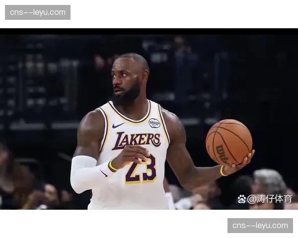 特写瞬间：詹姆斯关键封盖后指向记分牌，湖人末节打出18-2防守波