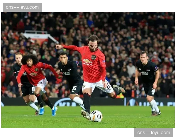 曼联训练基地开放日，球迷观察到教练组重点演练4-4-2防守阵型下的边路协同