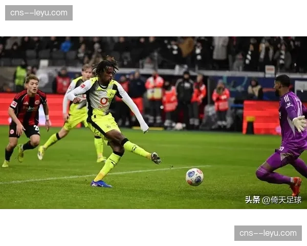 弗赖堡vs美因茨比赛第33分钟，金伯利用个人速度沿右路纵深突破后传中造乌龙